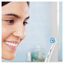 Oral-B Pro 2 Electric Toothbrush for Extra Gum Protection Thanks to Visual Pressure Control, with 2